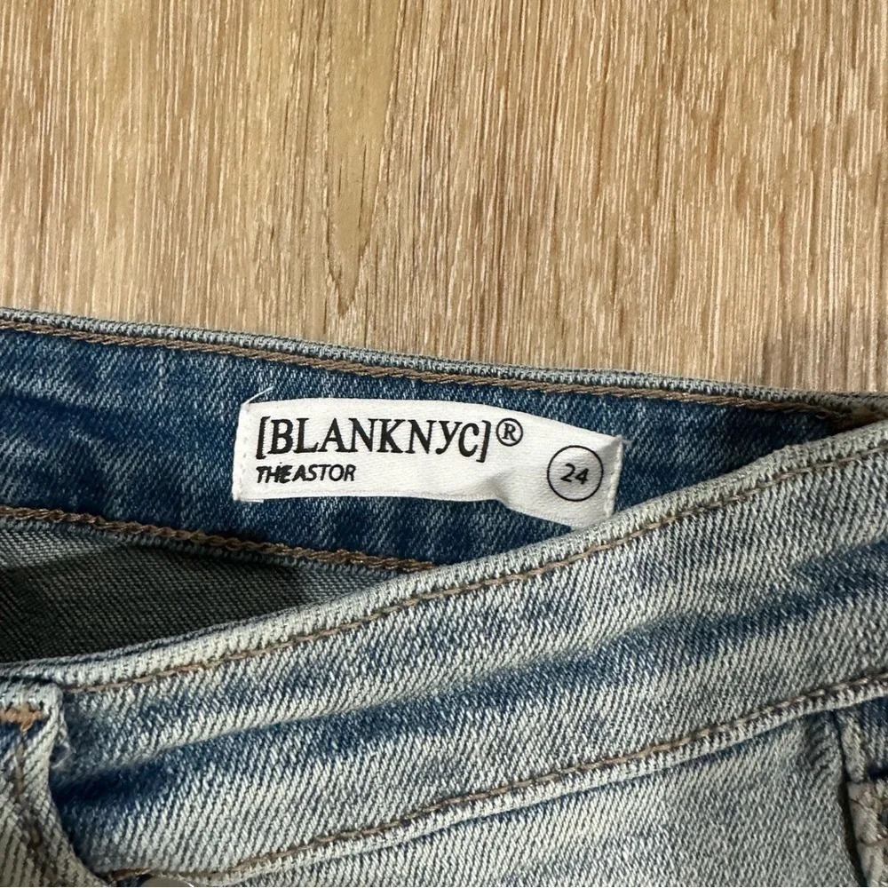 Blank NYC The Astro Cut-Off Short Light Wash Distressed Denim Size 24 NWT - Picture 3 of 8